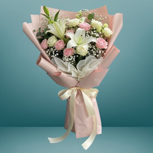 Pembe beyaz güllü buket